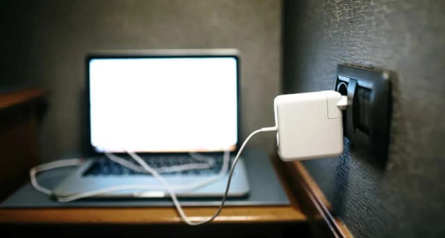 Ile prądu pobiera laptop gamingowy? Zaskakujące dane o zużyciu energii Ile prądu pobiera laptop gamingowy? Zaskakujące dane o zużyciu energii