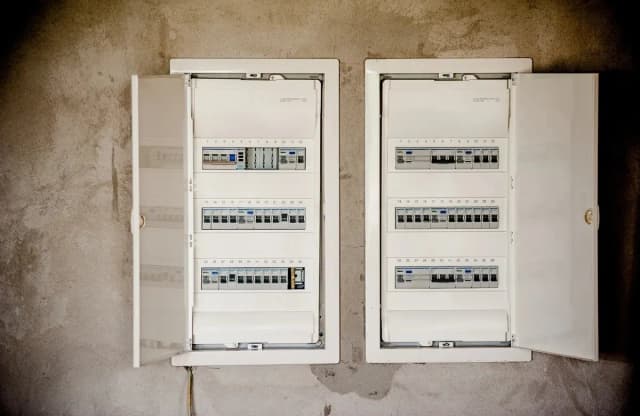 Jak podłączyć rozdzielnię elektryczną bez błędów i zagrożeń