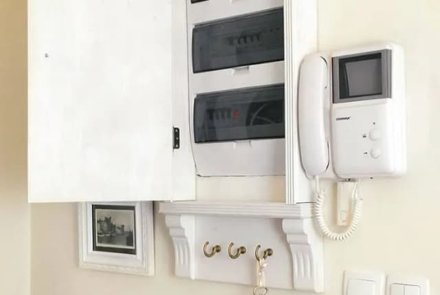 Jak skutecznie zasłonić skrzynkę elektryczną i poprawić estetykę wnętrza Jak skutecznie zasłonić skrzynkę elektryczną i poprawić estetykę wnętrza