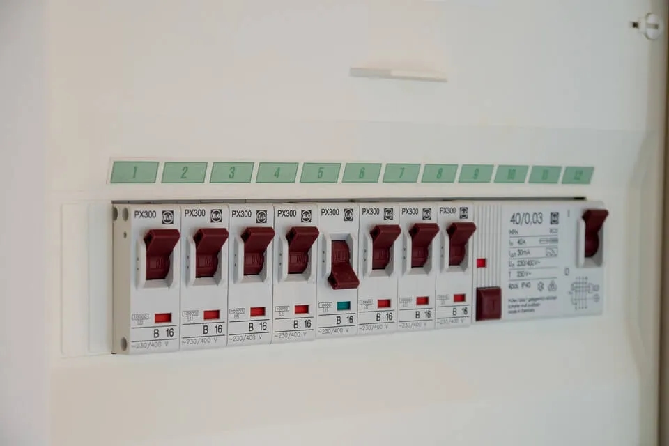 Jak działają bezpieczniki i jak mogą uratować twoją instalację elektryczną