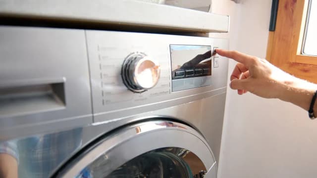 Ile prądu pobiera pralka? Sprawdź, jak zaoszczędzić na rachunkach Ile prądu pobiera pralka? Sprawdź, jak zaoszczędzić na rachunkach