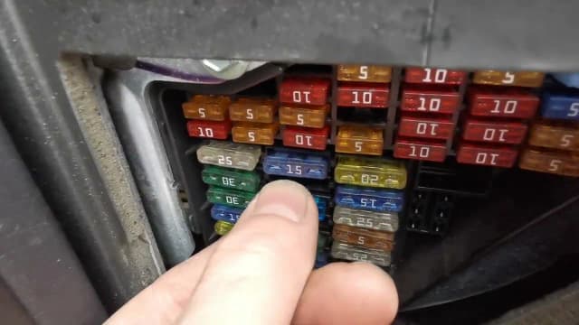 Gdzie znajduje się bezpiecznik gniazda zapalniczki Audi A6 C6? Oto odpowiedź