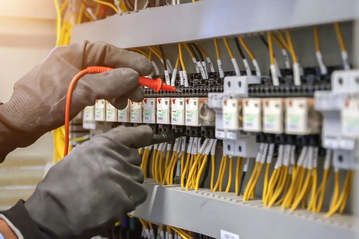 Ile bierze elektryk za punkt? Zaskakujące koszty instalacji elektrycznych